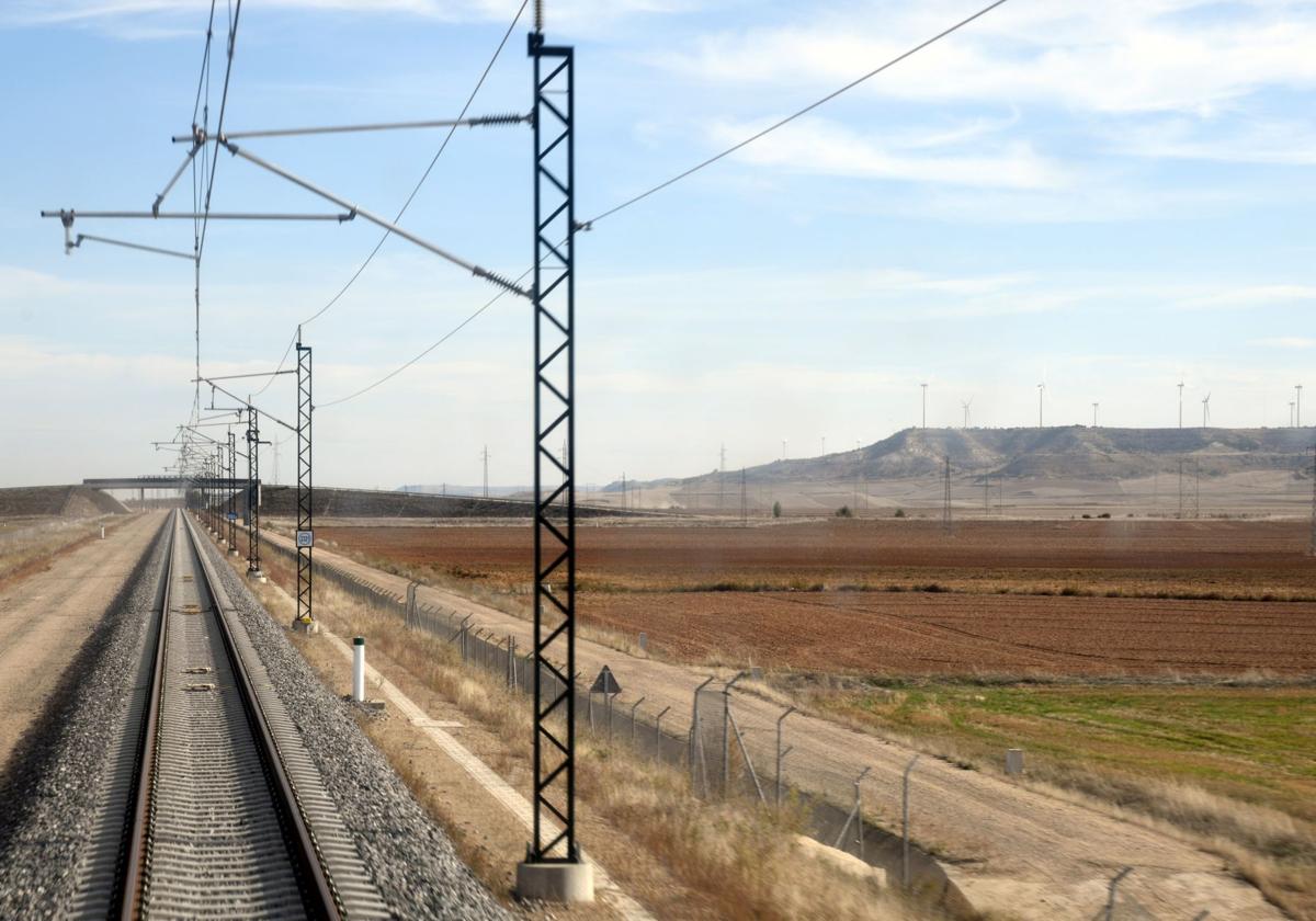 Imagen de la línea de Alta Velocidad entre Venta de Baños y Burgos.