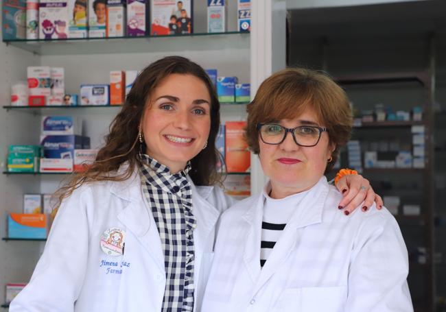 Jimena y Pili en la farmacia rural de Santa María del Campo, Burgos.