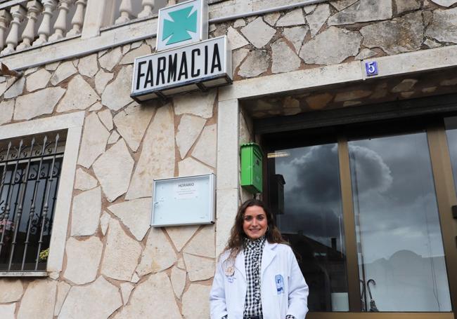 Jimena Sáiz en su farmacia de Santa María del Campo, Burgos.