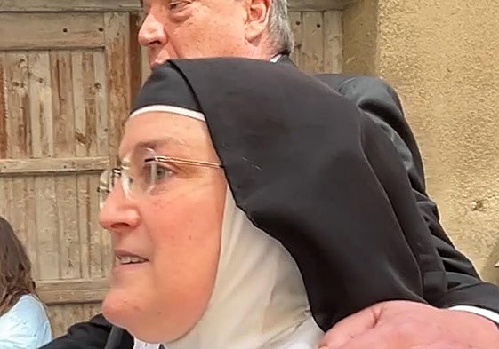 Las monjas cismáticas de Belorado Susana Mateo y Laura García de Viedma con el nuevo abogado de Orriola y Navarro de Barcelona.