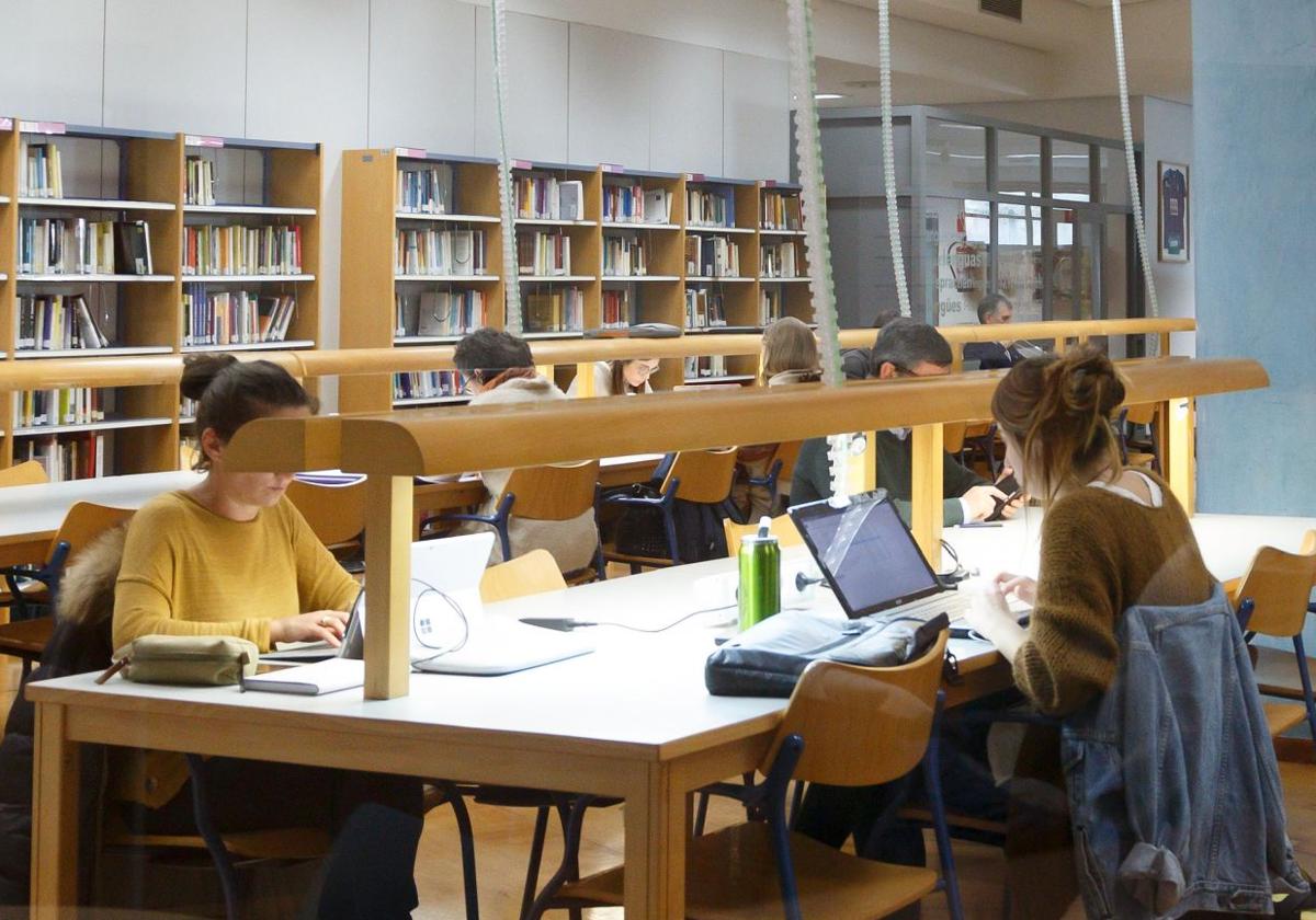 Imagen de archivo de estudiantes en una biblioteca.