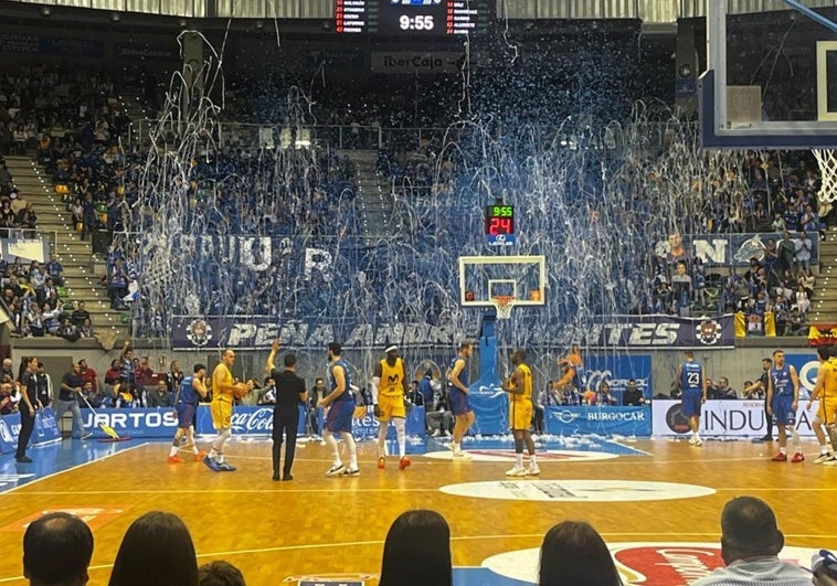 El Coliseum estalló en una lluvia de confeti con el inicio del partido.