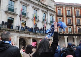 Celebración por el ascenso del San Pablo Burgos en la Plaza Mayor.