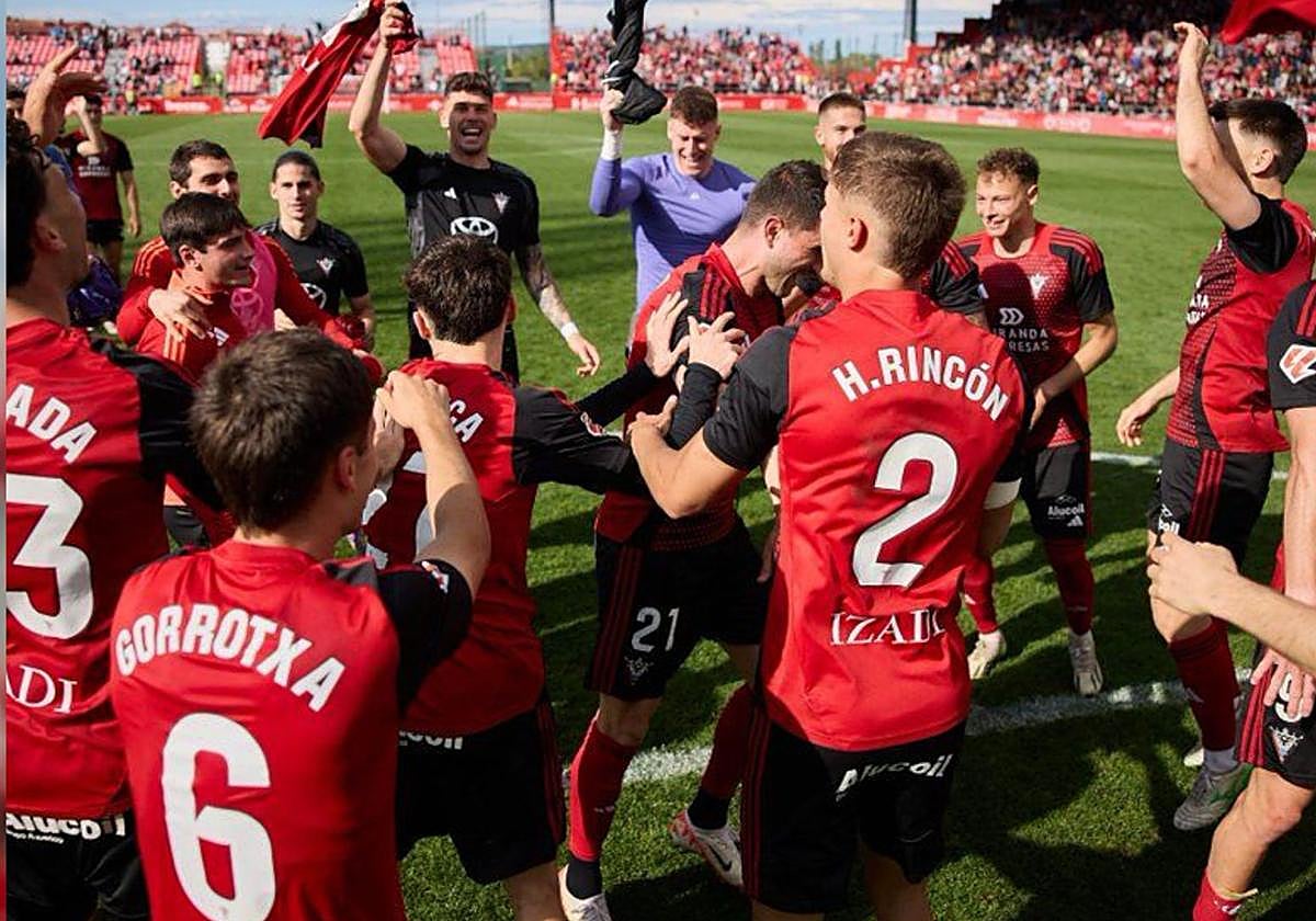 Celebración del CD Mirandés en Anduva.