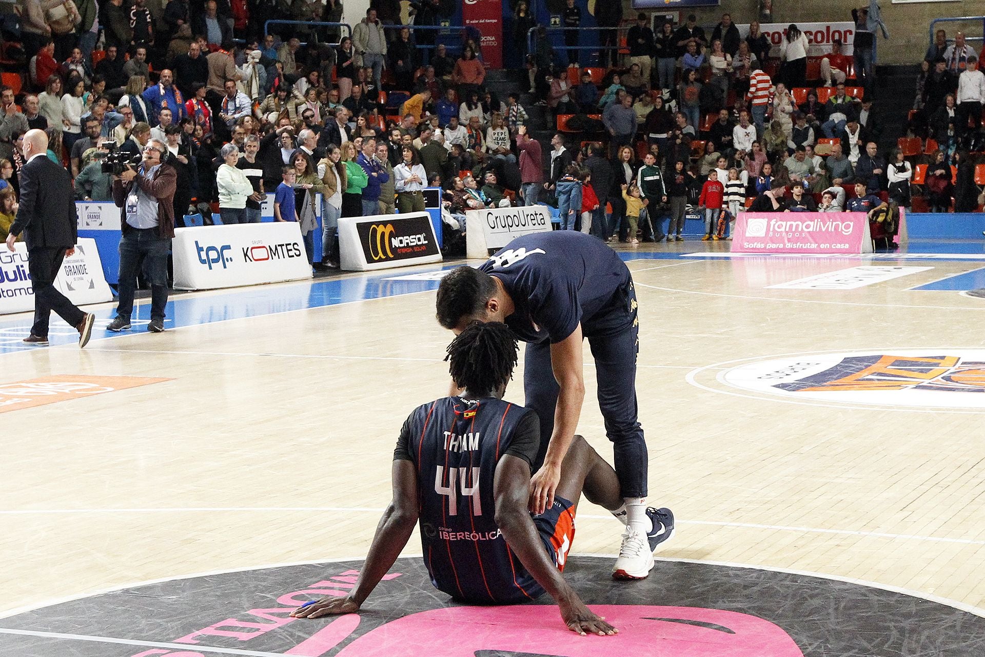 Imágenes de la derrota, aunque pase a playoffs, del Tizona