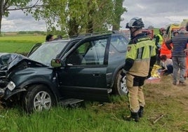 Los bomberos de Burgos intervienen en el grave accidente ocurrido en Lerma.