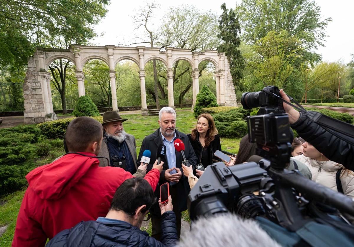 Miguel Ángel Pinto y Carmen Hernando (Fundación Caja de Burgos) y Carlos Niño (Ayuntamiento de Burgos), en el Paseo de la Isla, uno de los puntos de encuentro del programa.