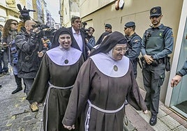 Sor Sion, a la izquierda, y la exabadesa García de Viedma, acceden al Juzgado de Briviesca protegidas por la Guardia Civil ante el gran despliegue mediático.