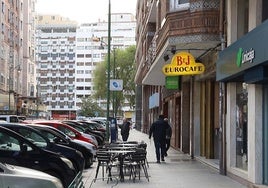 Vista de la calle Ana Lopidana con la avenida Reyes Católicos al fondo.