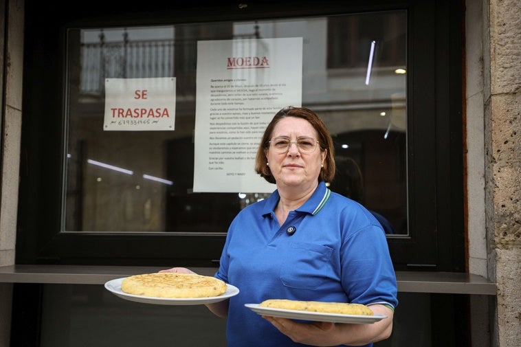 Mari, propietaria del Moeda, con sus tortillas de patata