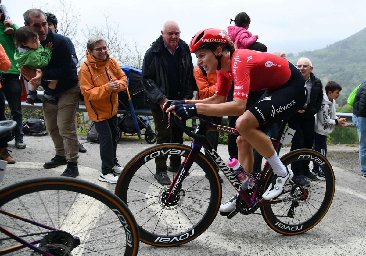 Marlen Reusser, en una de las etapas de Itzulia Women.