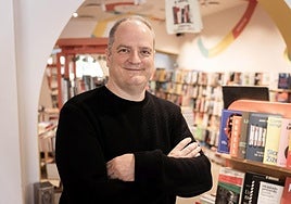 Víctor Adot, uno de los propietarios de Música y Deportes Librería.