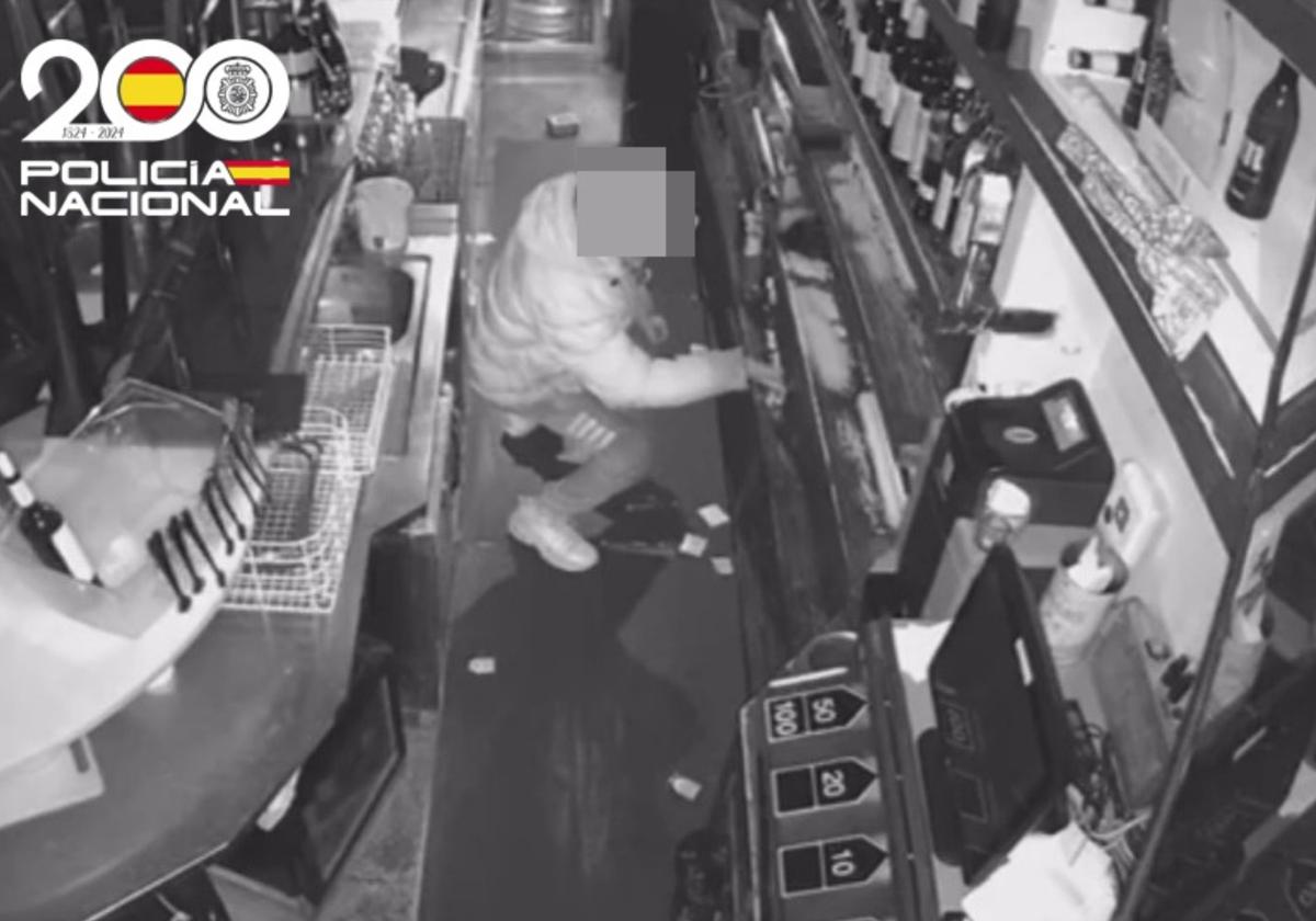 Imagen del presunto autor tomada por las cámaras de vigilancia del establecimiento.