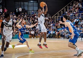 Jugadores del Flexicar Fuenlabrada y del Grupo Ureta Tizona Burgos durante el primer encuentro de playoff