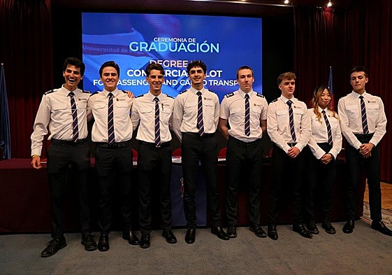 Los ocho estudiantes de la primera promoción del Grado en Piloto Comercial de Pasajeros y Mercancias.