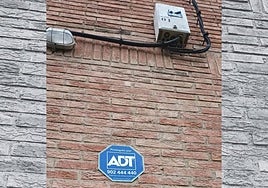 La fachada de la casa okupada con la alarma.