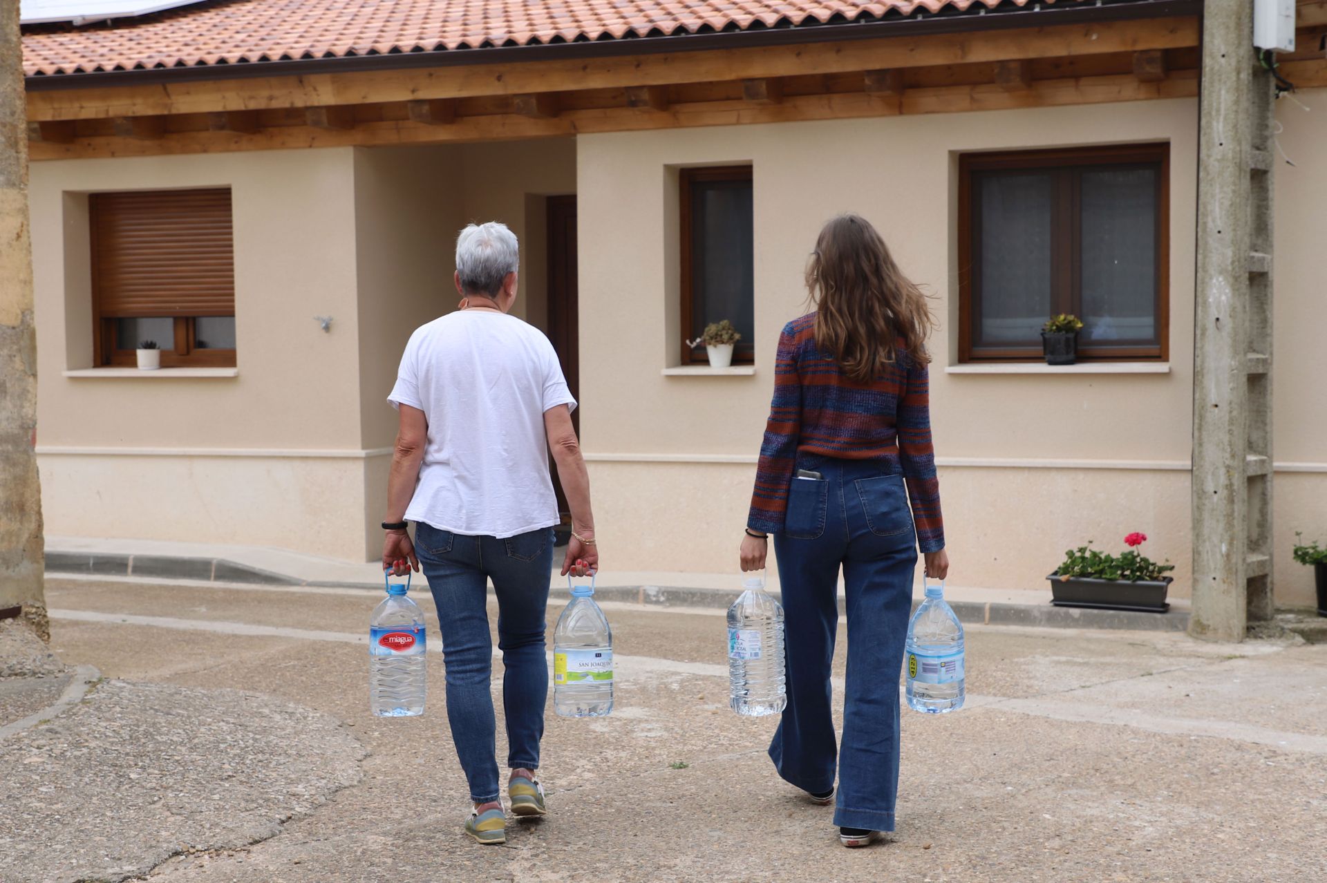 El día a día de los vecinos es el de desplazarse a comprar garrafas de agua para beber y cocinar.