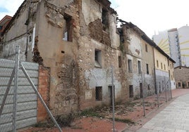 El pueblo antiguo de Gamonal tiene multitud de edificios y parcelas abandonadas desde hace décadas.
