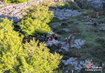 Rescatan y trasladan al hospital a una mujer tras accidentarse en una cueva en Burgos