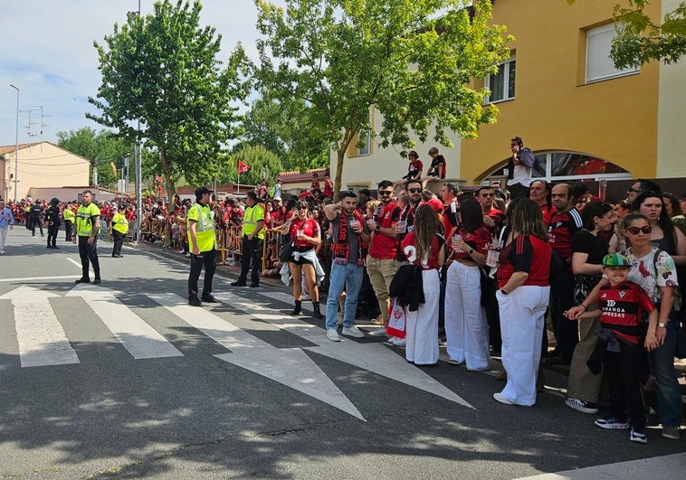 Centenares de aficionados han recibido a los jugadores antes del partido