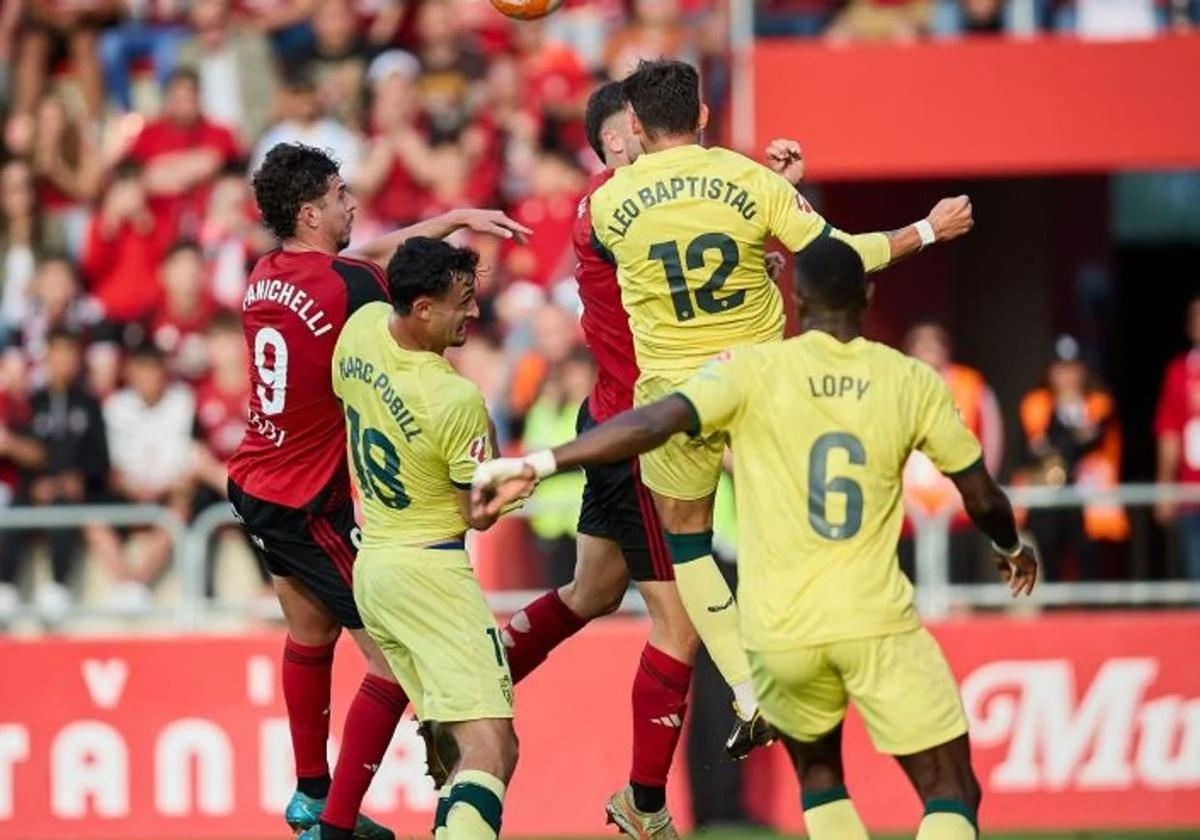 Instante del partido entre CD Mirandés y UD Almería.