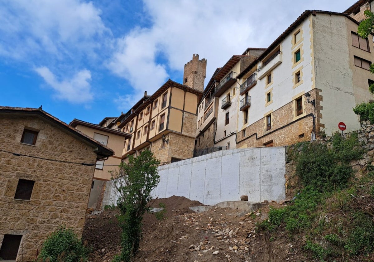 Aspecto del muro de la calle de Frías.