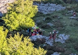 Imagen del rescate realizado en la Torca de los Monteros.