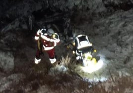 Los servicios de emergencia actúan en el lugar del accidente.