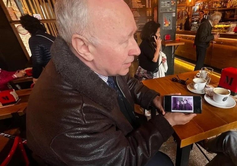 Isaac González muestra una foto con su amigo Prevost, de jóvenes.