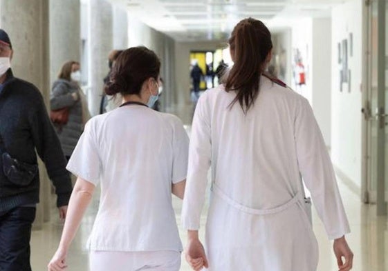 Dos médicas caminan por un centro hospitalario de la región.