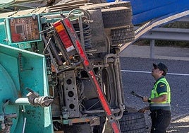 Estado del camión accidentado en el que ha muerto un matrimonio de Burgos.