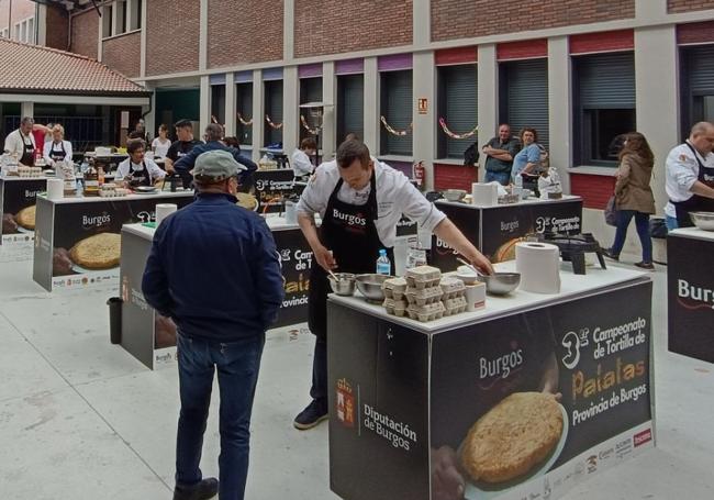 Participantes elaborando las tortillas de patata