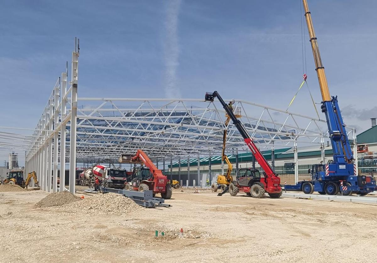 Las obras de construcción de la nueva nave avanzan a buen ritmo.