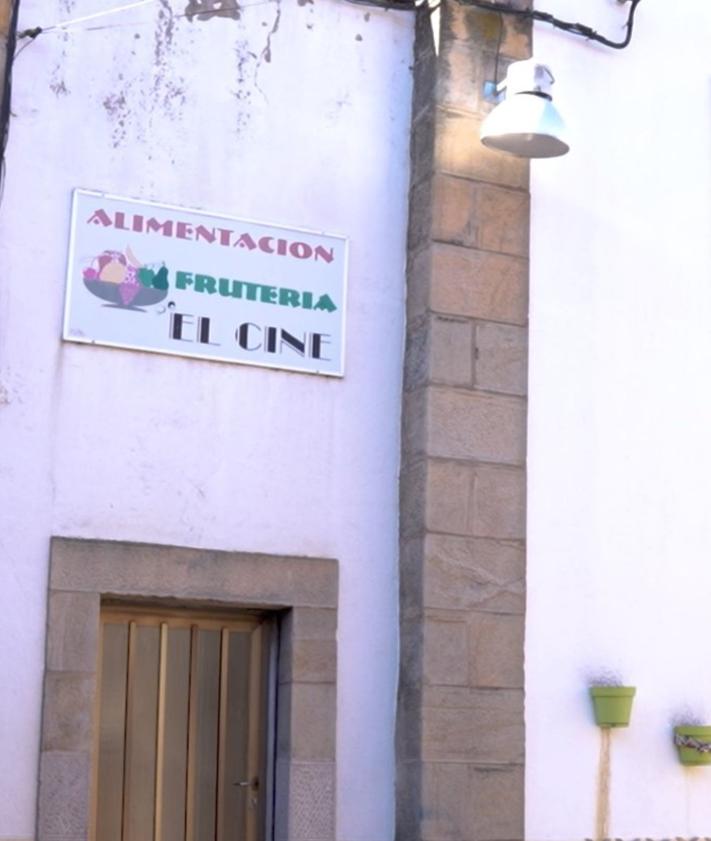 Imagen secundaria 2 - La madre de Rodrigo, Rodrigo y la entrada a la tienda que regenta, el negocio familiar de Palacios de la Sierra que él busca dinamizar. 