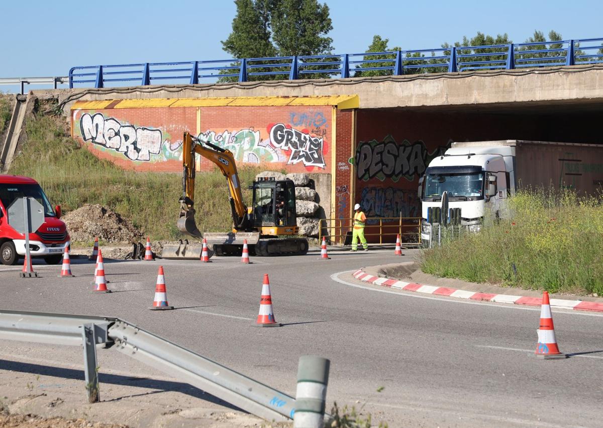 Imagen secundaria 1 - Obras en la rotonda de acceso al aeropuerto de Burgos. 