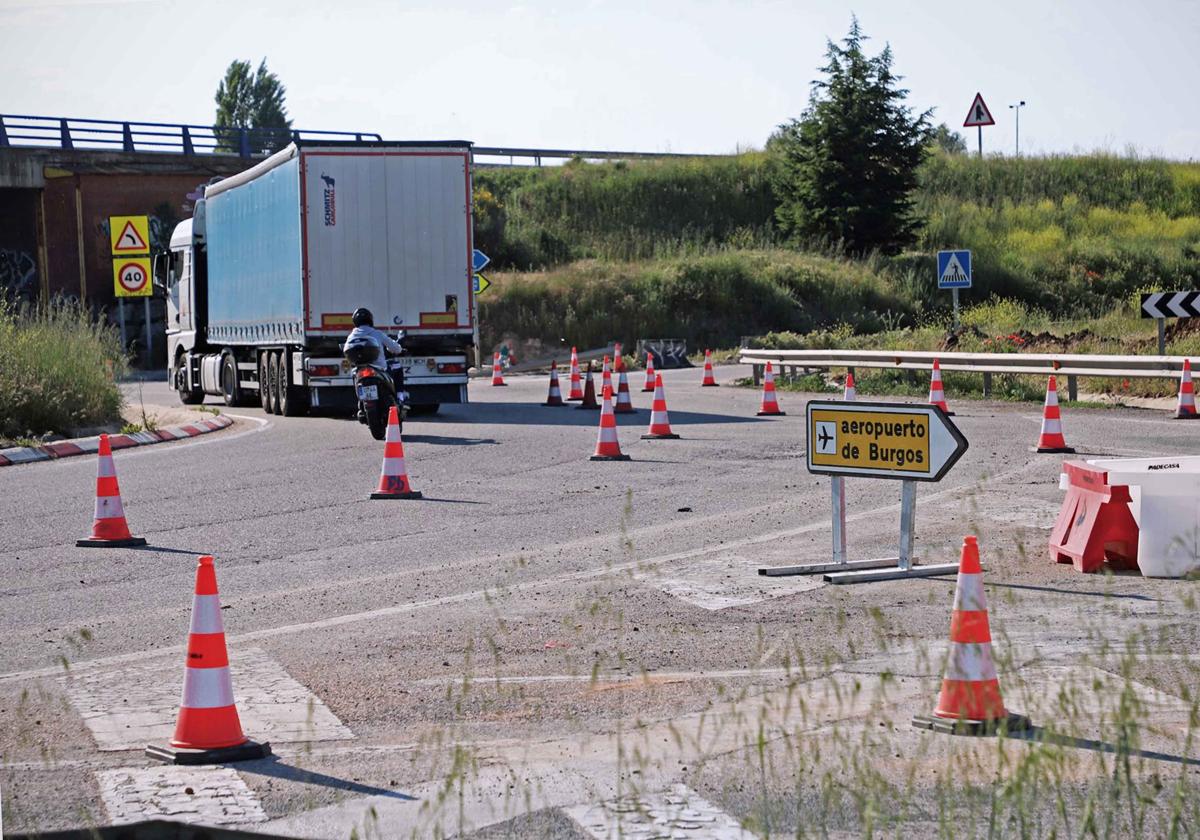 Arrancan las esperadas obras en la rotonda del aeropuerto de Burgos con dos meses de cortes de tráfico