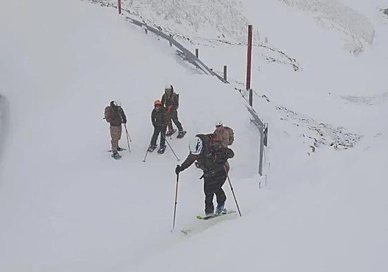 Relevo a pie de los militares de la estación de Vigilancia Aérea de Picón de Fraile.