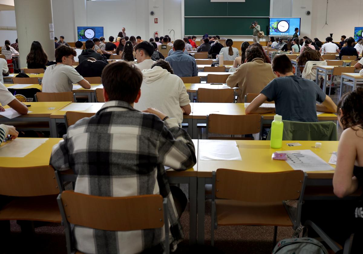 Imagen de archivo de un examen de la Prueba de Acceso a la Universidad celebrado en Burgos.