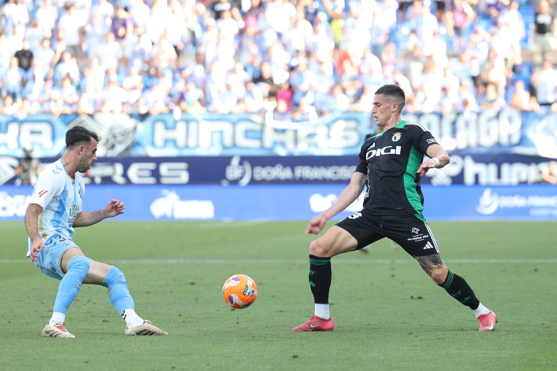 El encuentro del Málaga y del Burgos CF en La Rosaleda, en imágenes