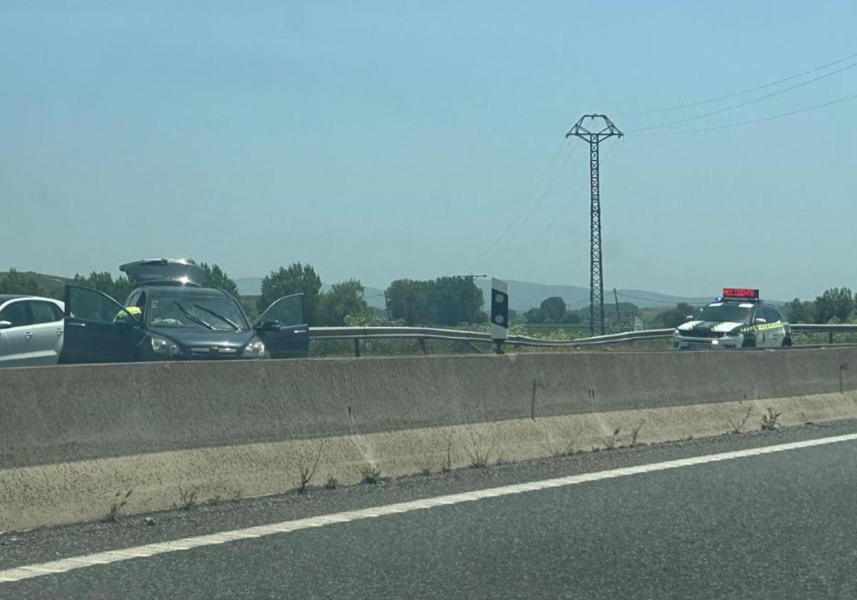 Un herido al chocar un coche contra la mediana en una autovía de Burgos