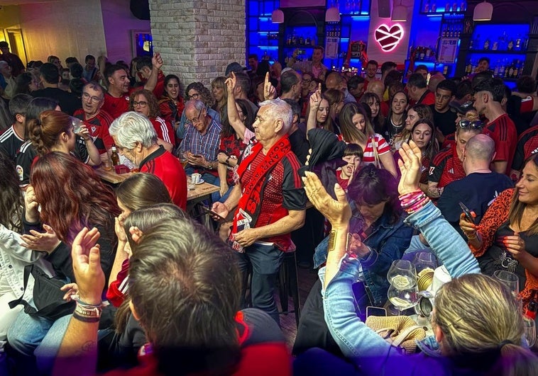 Parte de la afición del Mirandés en un bar de la ciudad