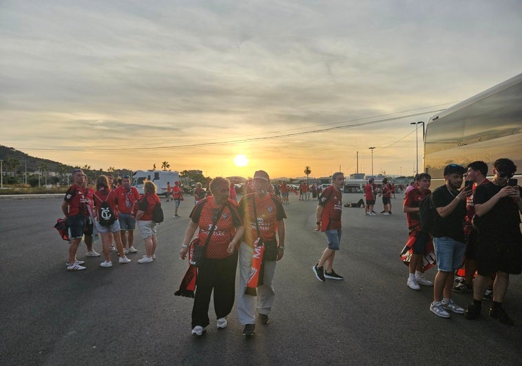 Los aficionados del CD Mirandés expresaron su orgullo y agradecimiento a los jugadores