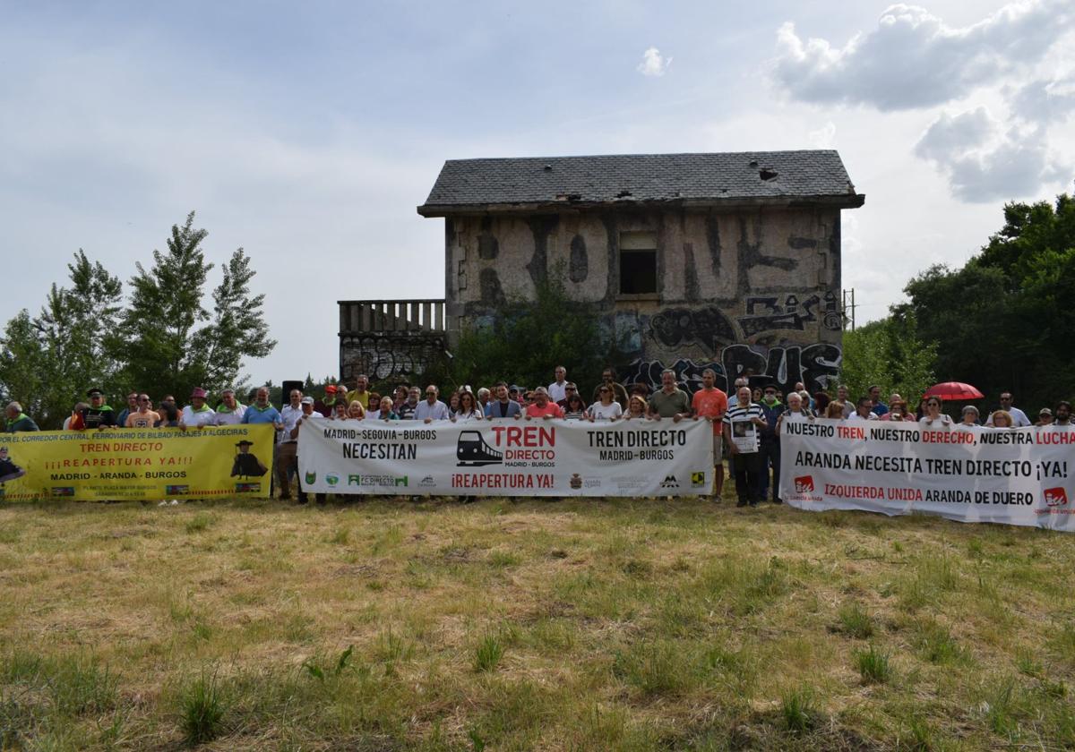 Concentración en la localidad madrileña de Robregordo para reivindicar la reactivación del Tren Directo.
