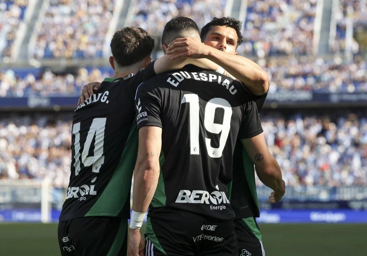 Edu Espiau, siendo felicitado por sus compañeros en el partido frente al Málaga.