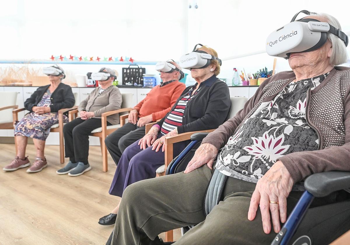 Personas mayores con visores de realidad virtual.