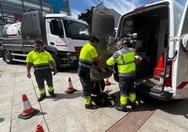 Operarios de la empresa introduce el dispositivo con cámara en el interior de una arqueta.