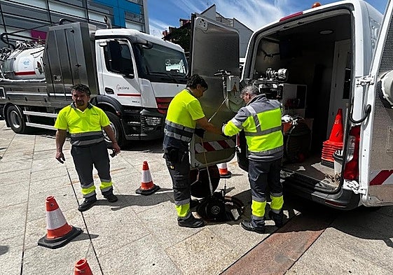 Operarios de la empresa introduce el dispositivo con cámara en el interior de una arqueta.