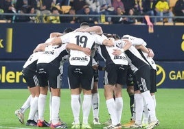 Jugadores del Burgos CF preparando el inicio de un partido esta temporada.