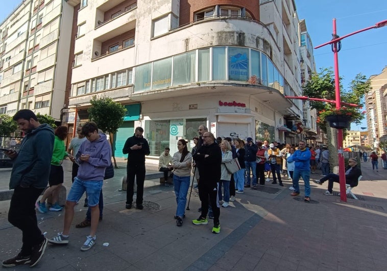 Multitud de aficionados han esperado horas a la apertura de la tienda
