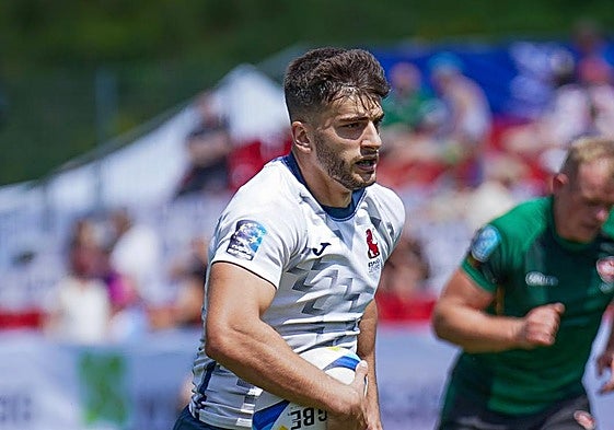 Lander Gómez, con el oval en sus manos.